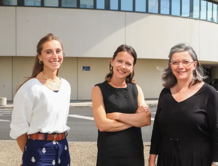 De gauche à droite : Angélique, attachée de recherche clinique, Diane, responsable du service, Jeanne, infirmière de recherche clinique. Les trois femmes sont en extérieur et sourient.